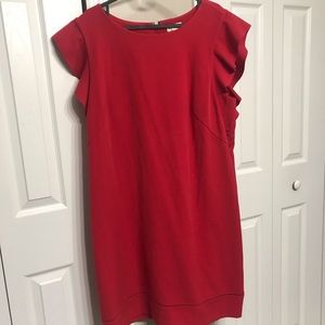 Short dress with ruffled sleeves